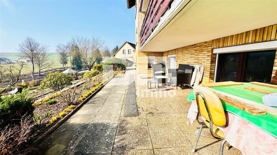 Modernisiertes Ein-/ Zweifamilienhaus inkl. PV-Anlage + Garage auf Traumgrundstück - Terrassenbereich hinter dem Haus